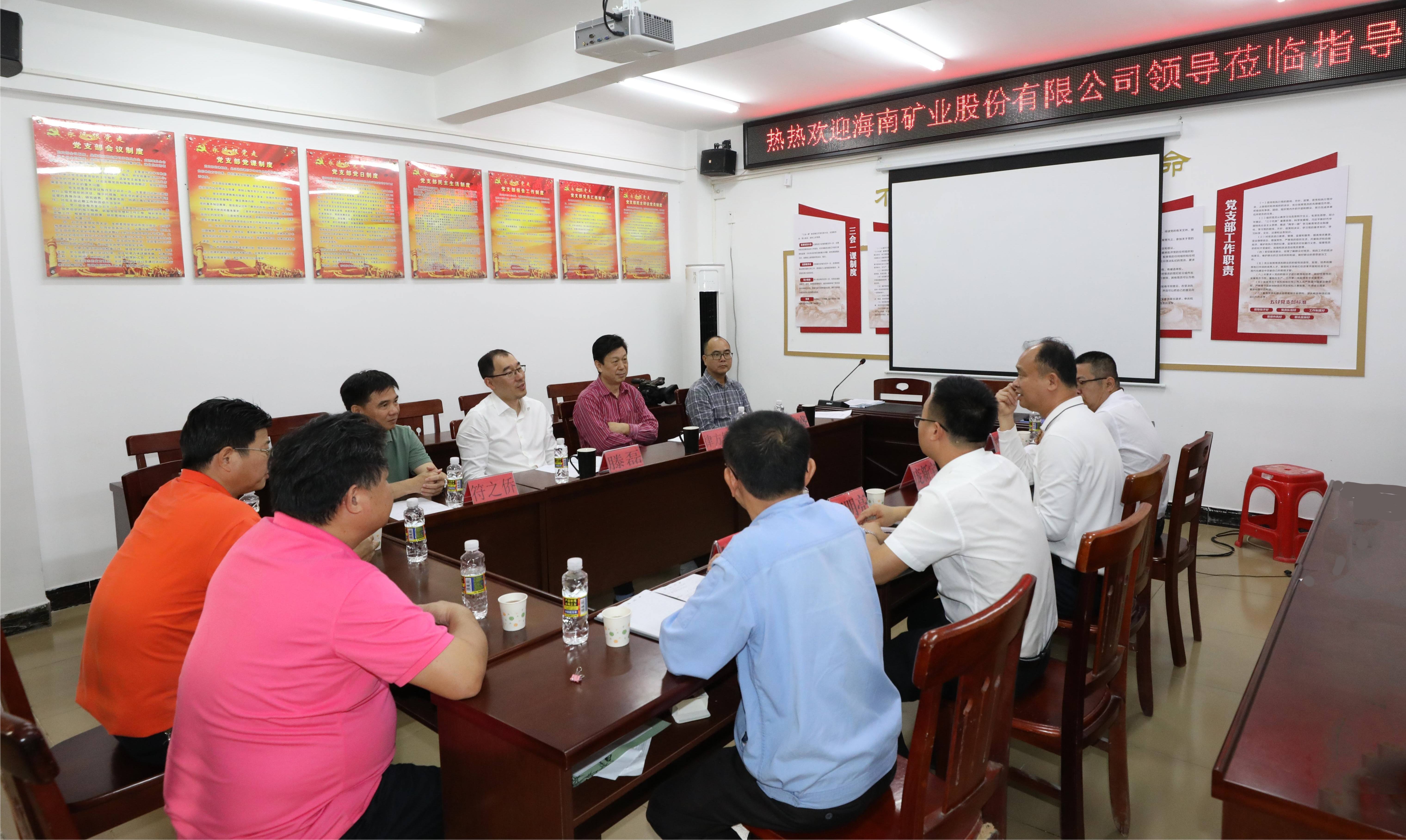 云顶集团总裁滕磊到兴诗村发展调研与慰问