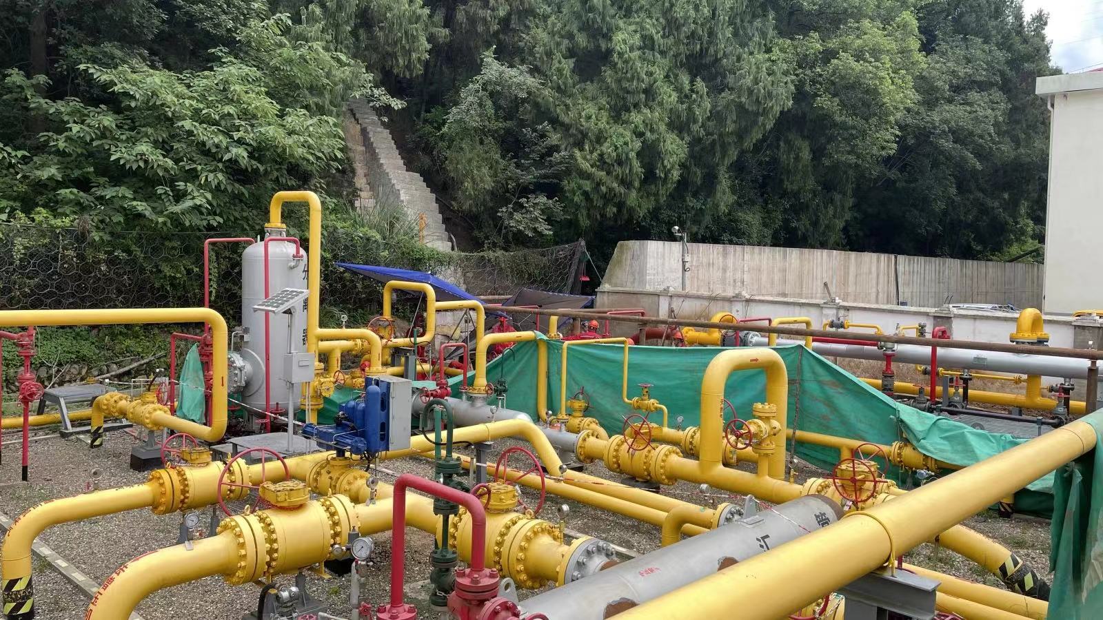 洛克石油八角场气田结合碰口作业获得圆满成功