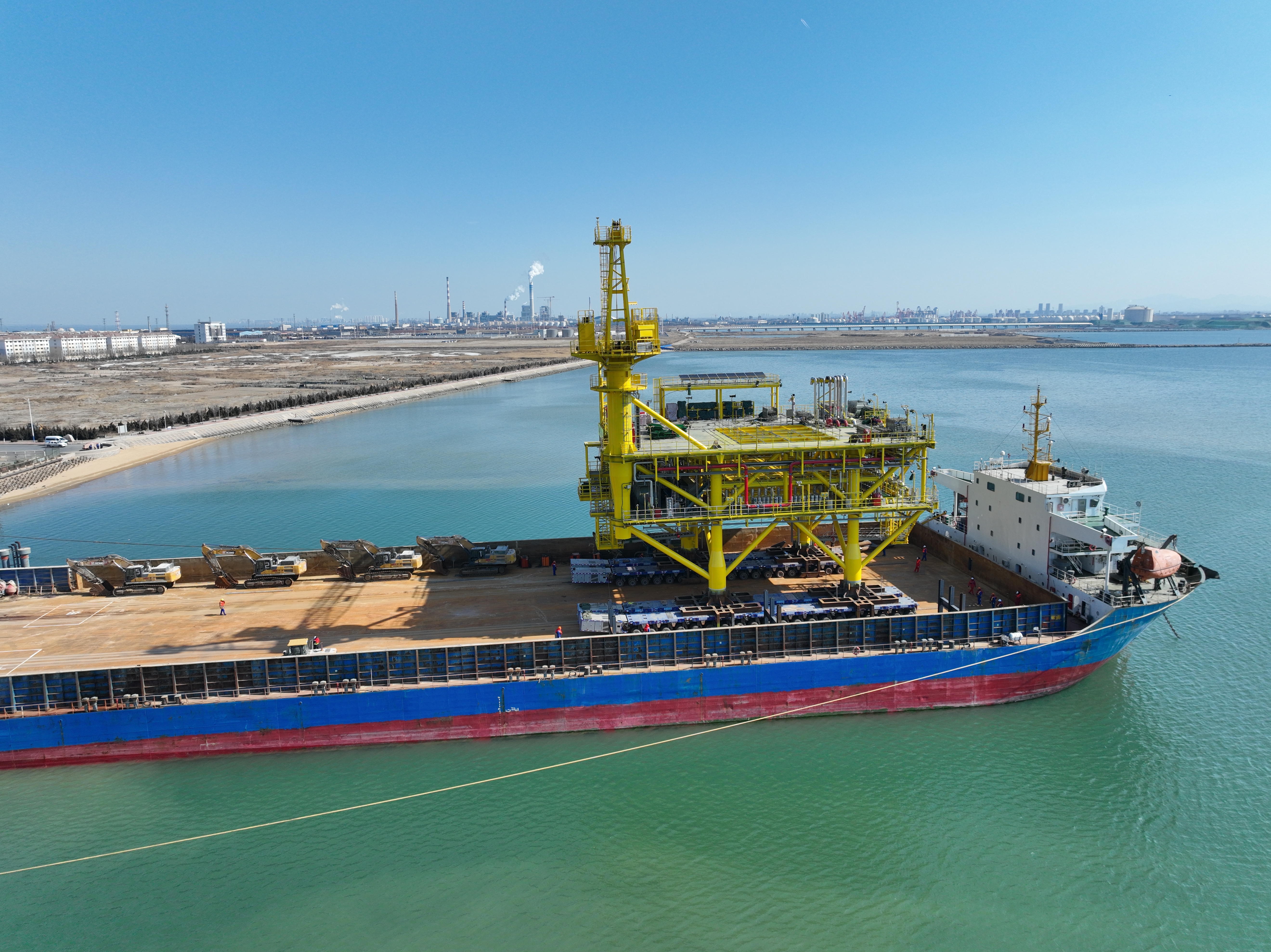 洛克石油涠洲10-3油田西区井口平台实现陆上建造起头装船