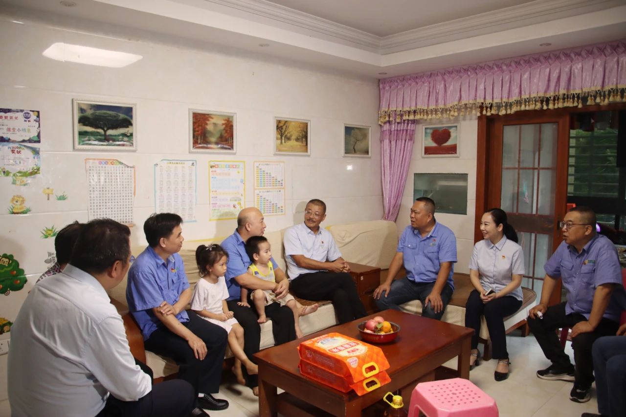 云顶集团党委发展“七一”走访慰问活动