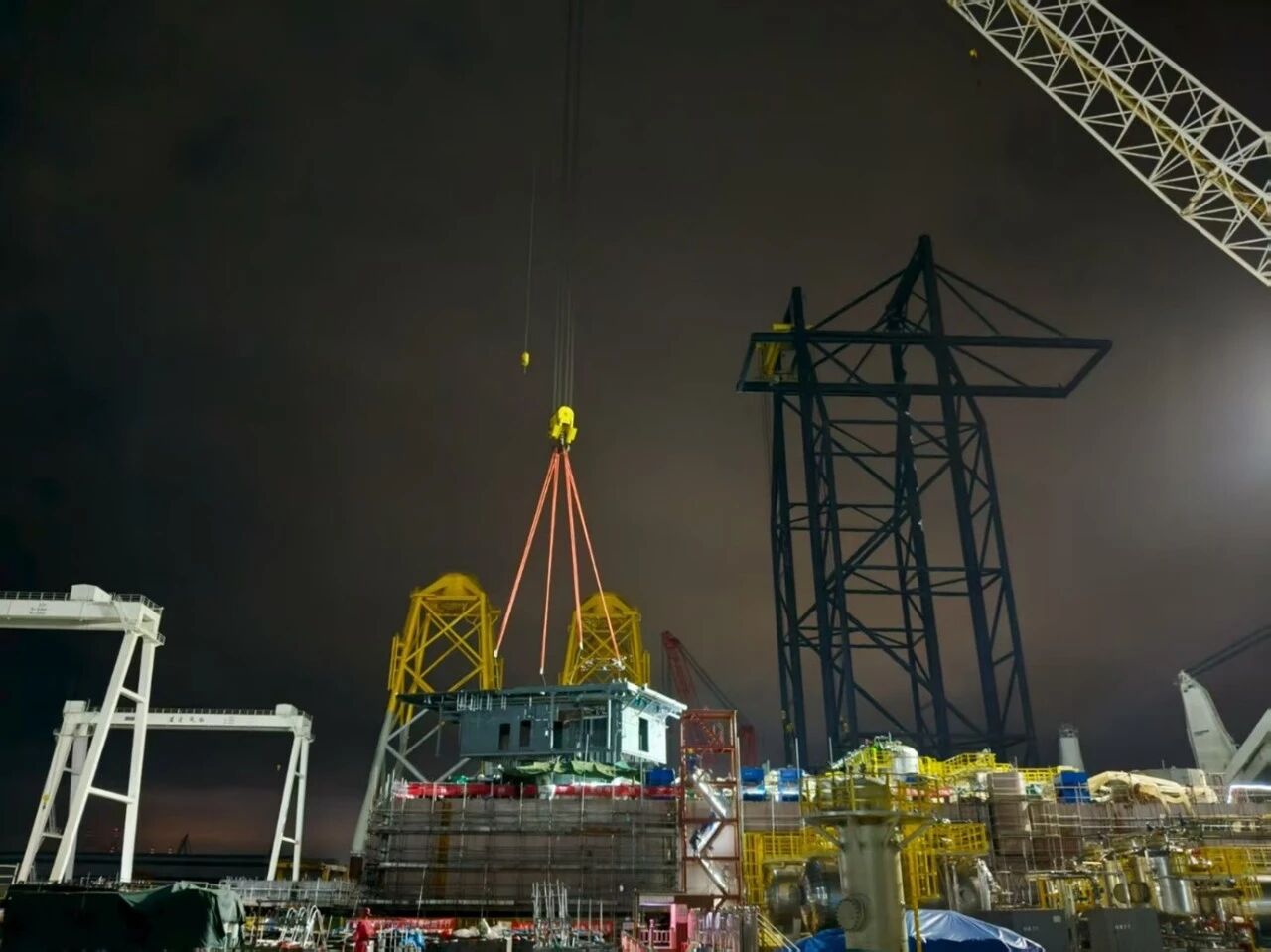 国庆中秋一向歇 一线奋战显担任——洛克石油涠洲10-3油田西区平台建造现场纪实